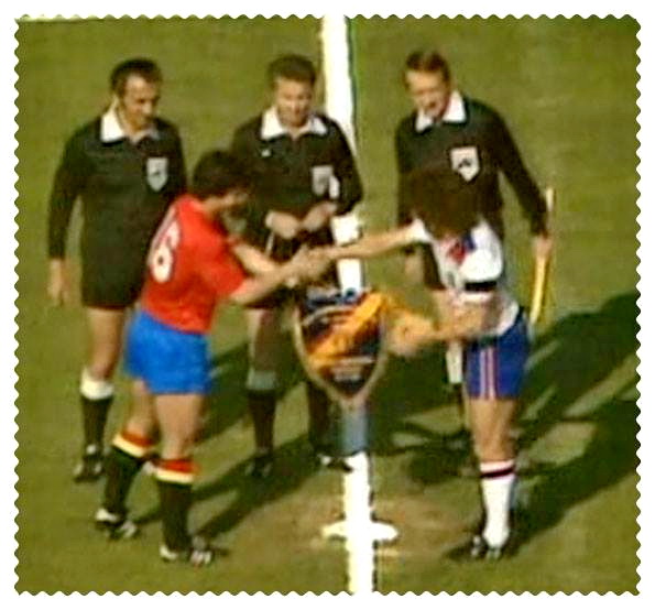 Los capitanes Santiallana y Keegan intercambiando banderines ante el trío arbitral. SELECCIÓN DE INGLATERRA 2 SELECCIÓN DE ESPAÑA 1. Miércoles, 18/06/1980: 17:45 horas. VI Copa de Europa de Selecciones Nacionales Italia 1980, fase de grupos, Grupo II, jornada 3. Nápoles, Italia, estadio San Paolo.