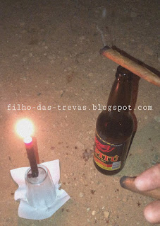 Feitiço com garrafa de cachaça e charuto numa encruzilhada para Exu