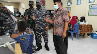 Tim Vaksinator TNI AL Lanal TBA Serbu Warga Desa Pesisir Pedalaman