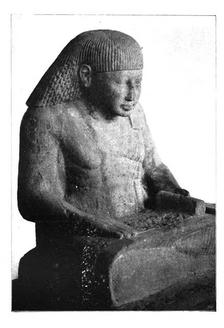 تمثال للكاتب المصري