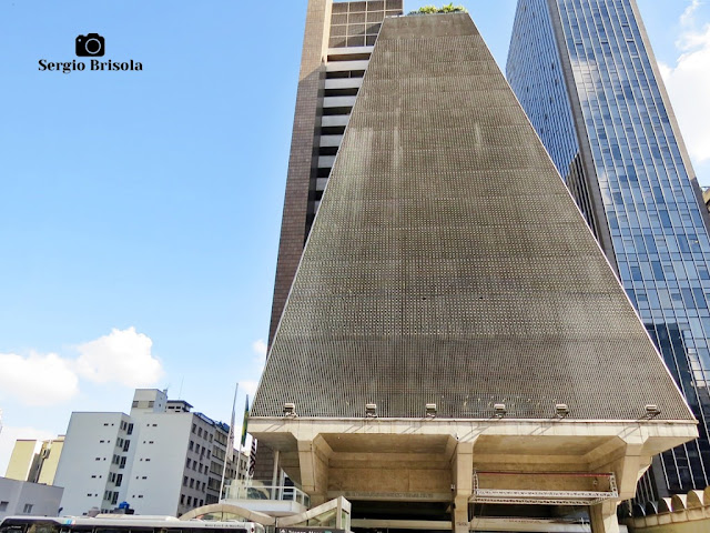 Vista ampla e frontal do Edifício FIESP na Avenida Paulista