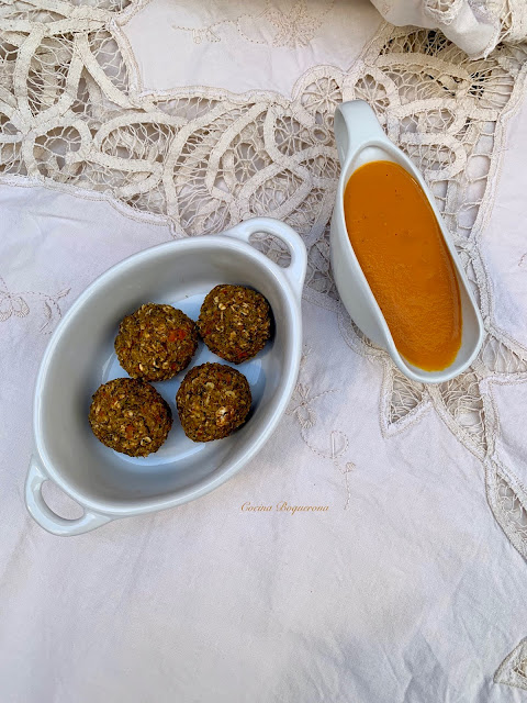 Albóndigas de quinoa con salsa de tomate, coco y boniato