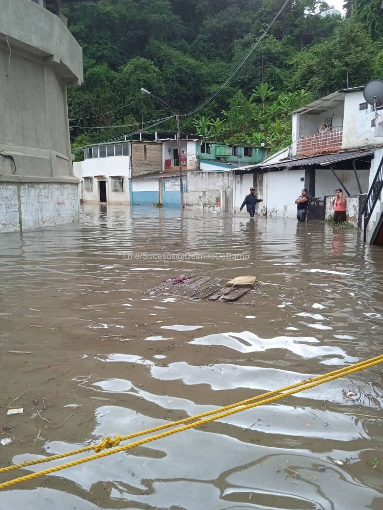 El río Guaire se desbordó en La Línea de Petare tras crecida por aguacero en Caracas