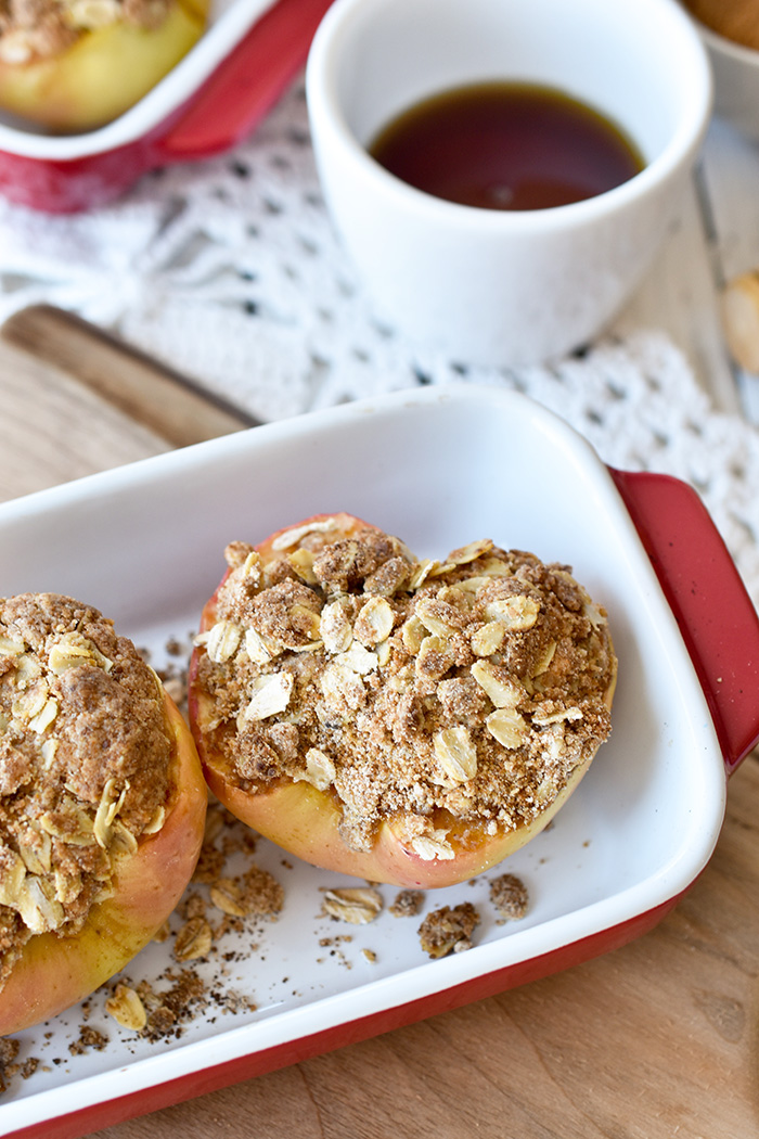 Easy Baked Apples With Oatmeal Crumble Topping (Vegan Recipe)