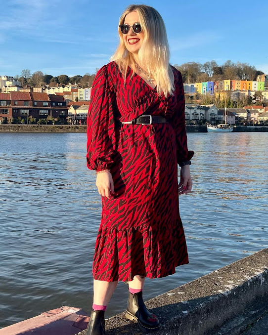 Look colorido vermelho com bota preta chelsea tipo coturno sem cadarço, vestido