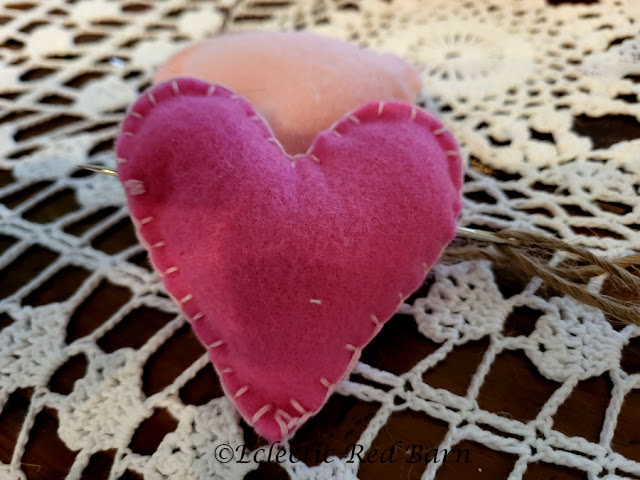 Garland with Felt Hearts. Share NOW. #valentine #valentinedecor #valentine #garland #eclecticredbarn