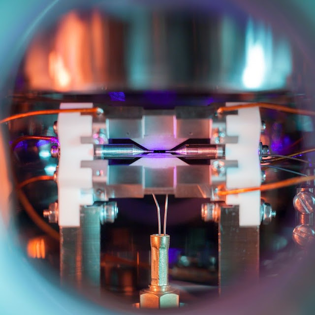 This Award Winning Photo Shows a Single Atom, And You Can See It With the Naked Eye
