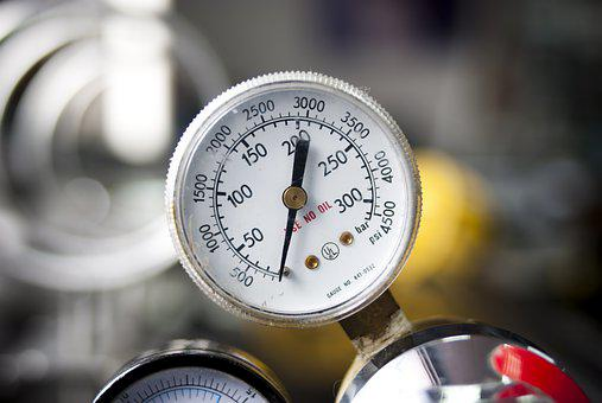 Pressure gauge attached to an equipment