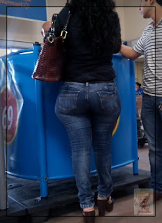 Bonita morena mexicana caderona jeans apretados