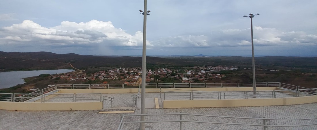 Mirante 'Frei Damião' com vista para a cidade de Lajes Pintadas, RN