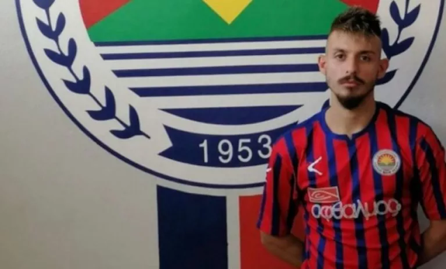 Alexandros Lampis, calciatore di 22 anni, muore dopo un arresto cardiaco durante la partita