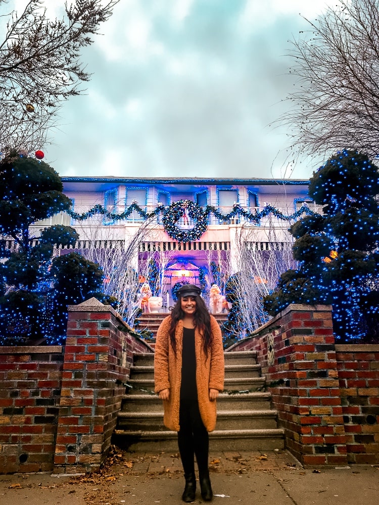 holiday lights in dyker heights nyc, wanderlustbeautydreams, latina travel blogger, nyc blogger, nyc during the holidays