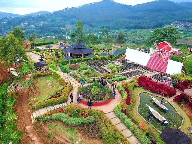 Wisata Alam Bukit Nirwana Pujon merupakan Tempat Berkemah Spektakuler di Malang