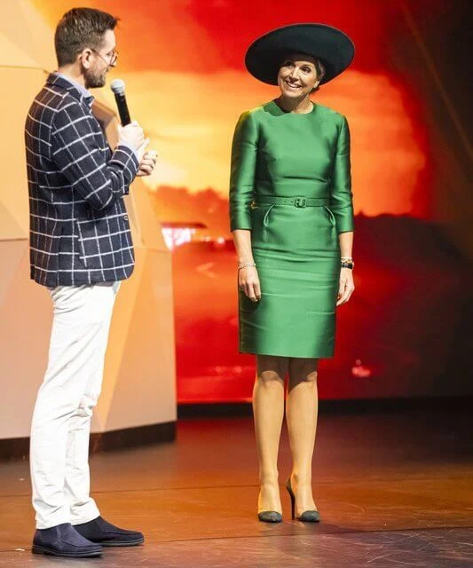 AFAS Software develops software products for businesses. Queen Maxima wore a green silk satin dress from Natan