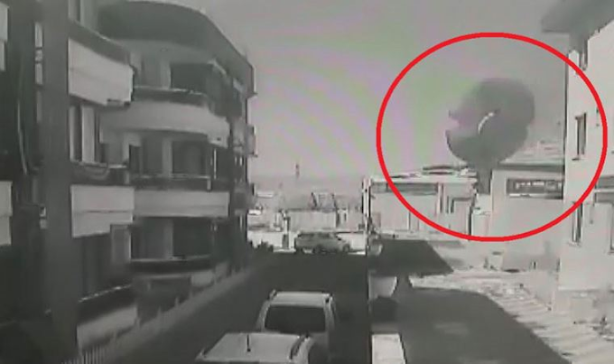 Manisa'nın Yunusemre ilçesinde beton fabrikasının bacası patladı