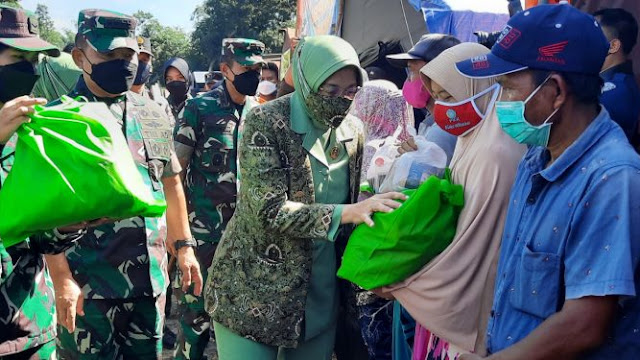 Kepala Staf Angkatan Darat Jenderal TNI Kunjungi Warga Terdampak Semeru Di Lumajang