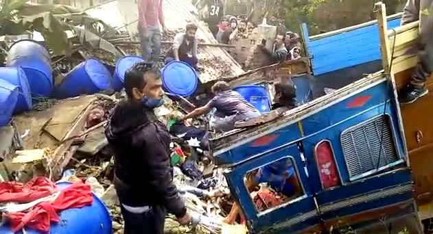 The-truck-overturned-in-Nayanjuli