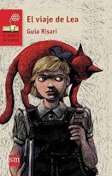 El Viaje De Lea Lea tiene 12 años y ha perdido a quienes más amaba. Ahora la abruman las preguntas sobre la vida y la muerte. Entonces decide dejarle una nota a su abuelo, con quien vive, anunciándole que emprenderá un viaje por el mundo en busca de respuestas. Se va con Porfirio, un gato rojo que habla, y una caja de colores para dibujar. Acompaña a Lea en su viaje. Las personas que conocerá y las situaciones que enfrentará le darán un nuevo sentido a su camino.  Clasificado como: Narrativa; Juvenil