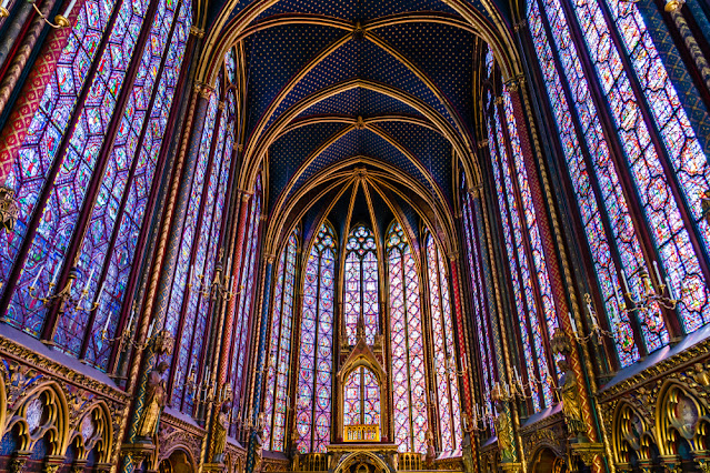 foto do interior da capéla gótica da Saint Chapel em Paris, mostrando seus magníficos vitrais