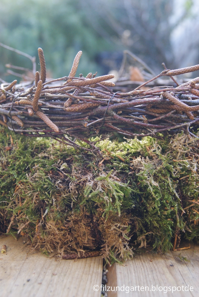 Kranz aus Birkenzweigen auf einem Mooskranz