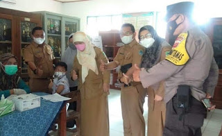 Bhabinkamtibmas Desa Karangsambung Berikan Moril dan Semangat Vaksinasi Covid - 19 Anak 6-11 Tahun