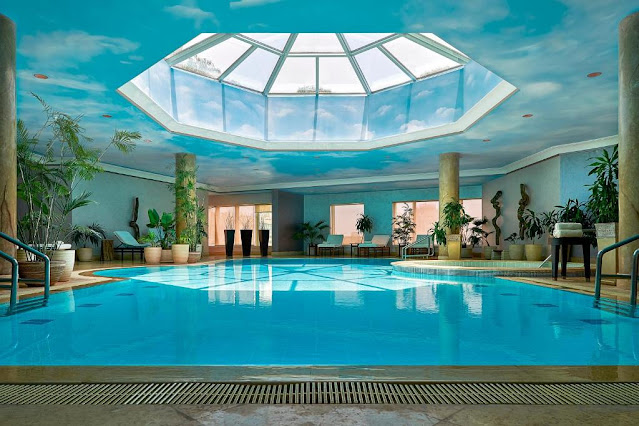 حمام سباحة داخلي في فندق فور سيزونز القاهرة