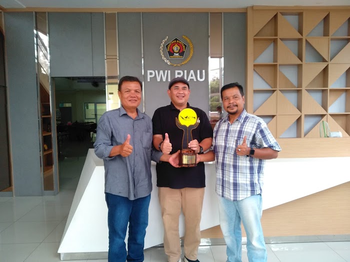 Piala Bergilir HIPMI Riau Resmi Menghiasi PWI Riau