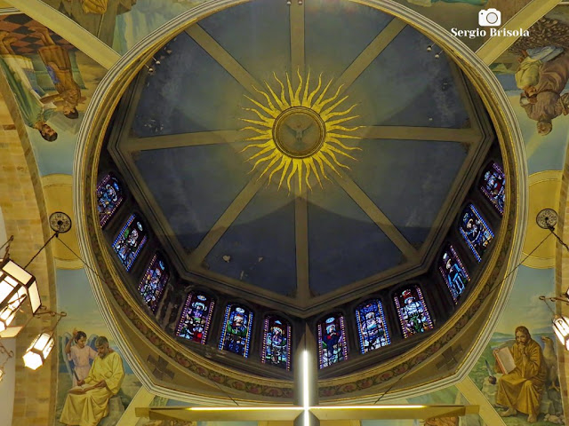 Close-up da parte interna do domo da Paróquia Nossa Senhora Aparecida de Moema