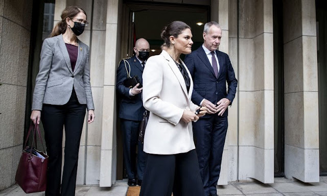 Crown Princess Victoria wore a beige jane blazer from Andiata, and wide-leg pants. Silk blouse