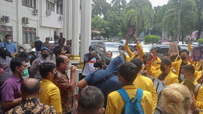Datangi PN Palembang, Ratusan Mahasiswa UNSRI Minta Dua Oknum Dosen Dihukum Setimpal