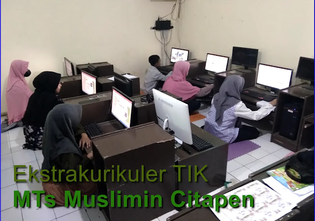 Siswa-siswi MTs Muslimin Citapen sedang praktek ekskul TIK: membuat profil madrasah dengan Microsoft Power Point