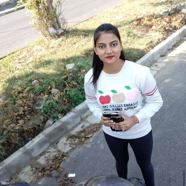 Aarti Sharma हॉट गर्ल टीशर्ट मे