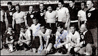 SELECCIÓN DE URUGUAY. Temporada 1949-50. Obdulio Varela, Juan López (seleccionador), Tejera, Vázquez (ayudante), Abate (ayudante), Gambetta, Matías González, Máspoli, Andrade, Kirshberg (masajista). Álvarez Modinas (técnico), Ghiggia, Julio Pérez, Míguez, Schiaffino, Morán y Figoli (técnico). SELECCIÓN DE BRASIL 1 SELECCIÓN DE URUGUAY 2 Domingo 16/07/1950, 15:00 horas. IV Copa del Mundo Brasil 1950, fase final, jornada 3. Rio de Janeiro, Brasil, estadio de Maracaná