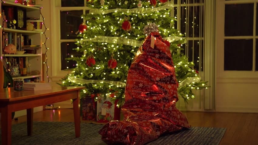 Короткометражка дня - Фильм ужасов Gift Wrapped про рождественский подарок