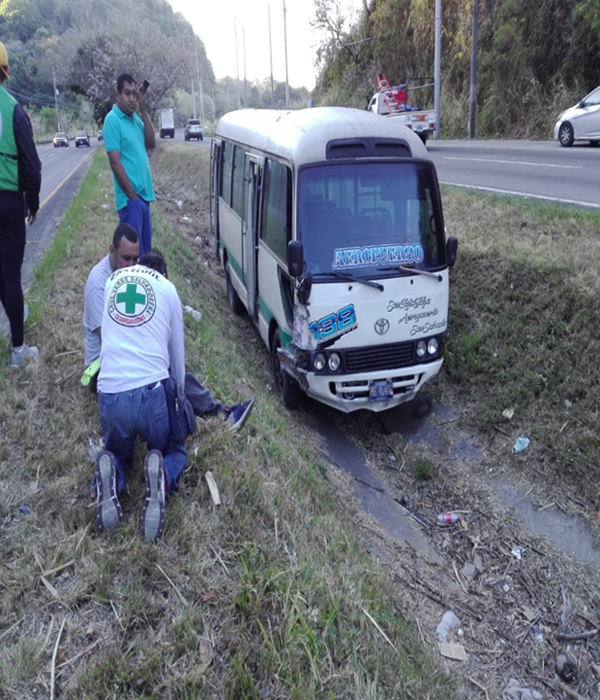 El Salvador: Aparatoso accidente deja varias personas lesionadas en carretera a Comalapa