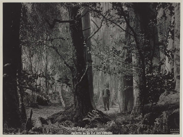 "Juliette ou la Clé des songes" : Gérard Philipe dans la forêt (photo : R. Voinquel)