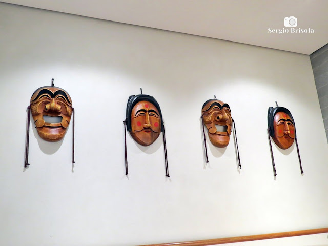 Close-up de Máscaras Hahoe expostas no interior do Centro Cultural Coreano no Brasil, Bela Vista