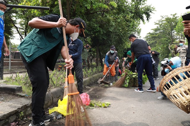 Kembalikan Fungsi PSU, Gus Muhdlor Bersama Warga Bersihkan Fasum Jalan Taman Pinang Indah