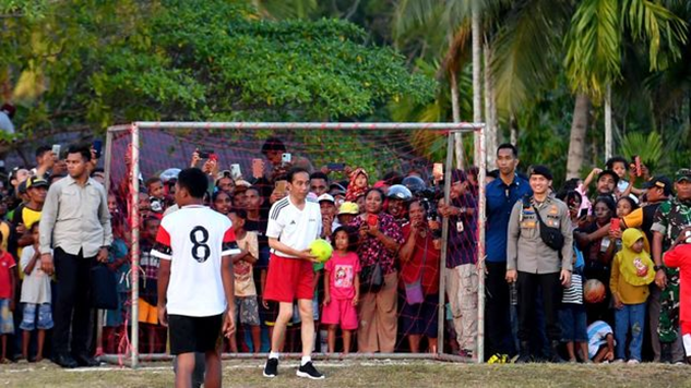 Jokowi Main sepak Bola papua
