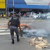 Vídeo: Em forma de protesto, moradores ateiam fogo e bloqueiam avenida Torquato Tapajós