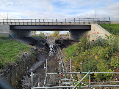 Looking North in October 2021 from the Young Street footbridge over the O-Train tracks (removed for Phase 2 South expansion). Conduit on the side of the trench. Still no apparent progress on reconnecting the path, which has been detoured to Preston Street during the overpass replacement project [progres has been spotted in January 2022].