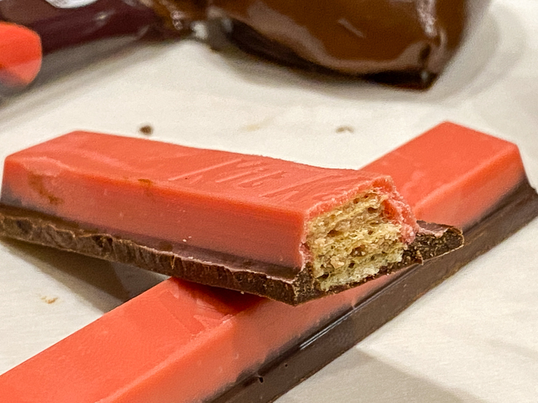 REVIEW: Kit Kat Duos Strawberry + Dark Chocolate - The Impulsive Buy