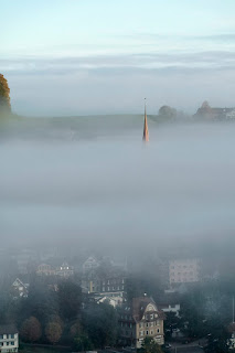 Die Kirche Degersheim im Nebel