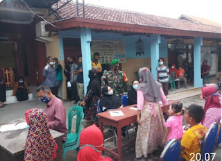Babinsa Koramil Trowulan Dampingi Layanan Vaksinasi Bagi 1.000 Lebih Warga Di Dua Desa