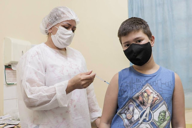 Adolescentes recebem a vacina contra a Covid