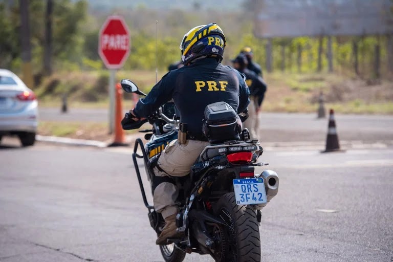 Policial rodoviário Federal em ação