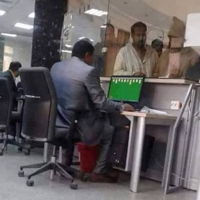 Faulheit im Büro - Kunden am Schalter warten lassen und Computer spielen
