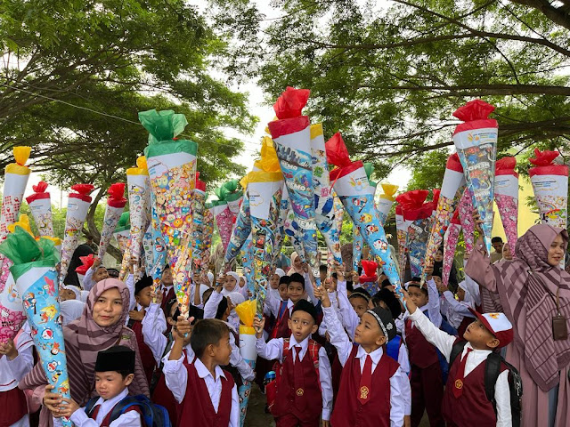 Seru! Hari Pertama Sekolah Siswa Dapat Hadiah Kado Kerucut Besar di SDIT Muhammadiyah Bireuen