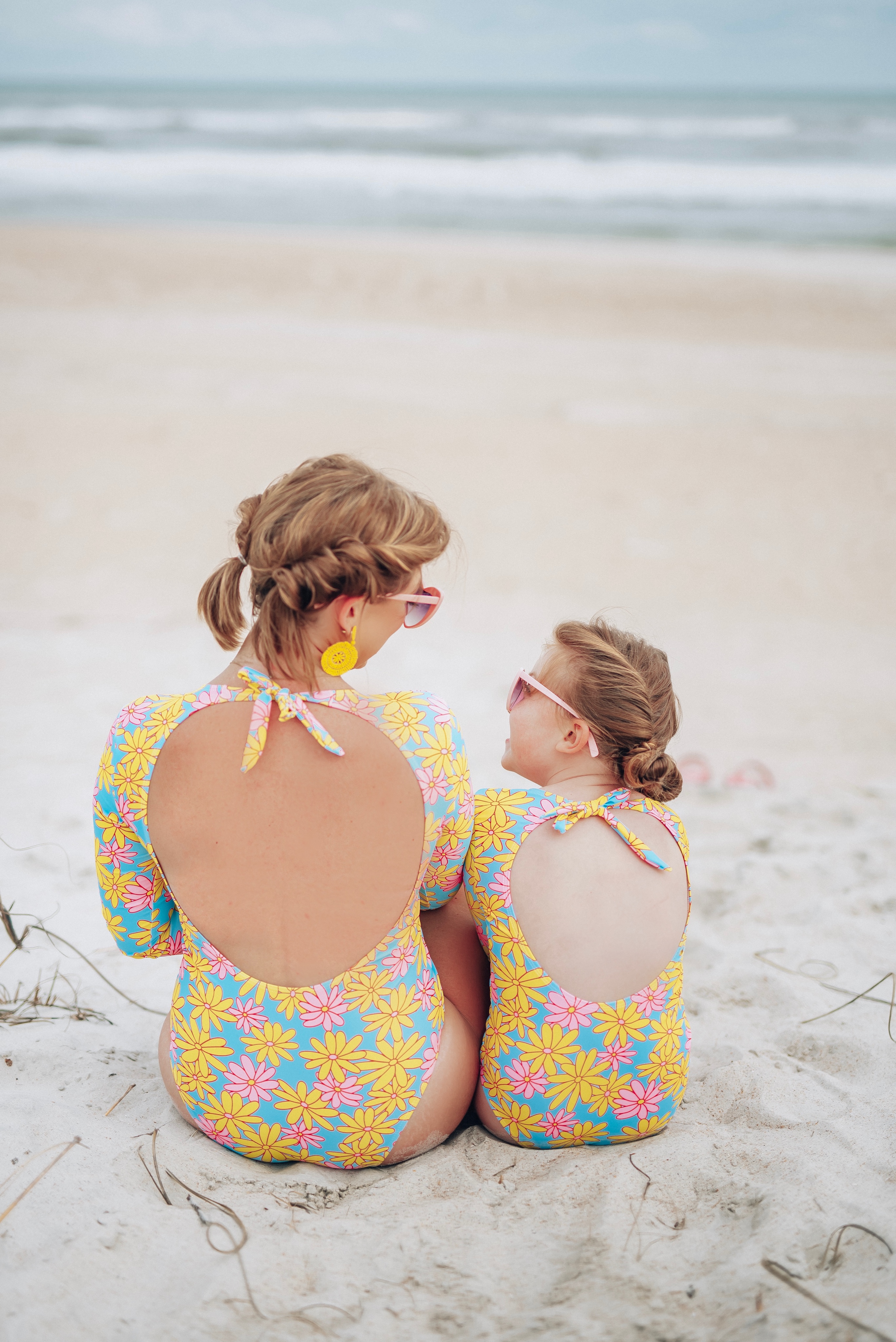 Retro Beach Looks at a Pink Beach House - Something Delightful Blog #pinkbeachhouse #mommyandme #twinningfashion #springbreakstyle #vacaystyle