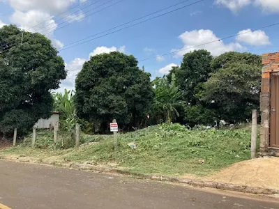 Prefeitura de Alpinópolis realiza limpeza de lotes notificados pela Vigilância Sanitária